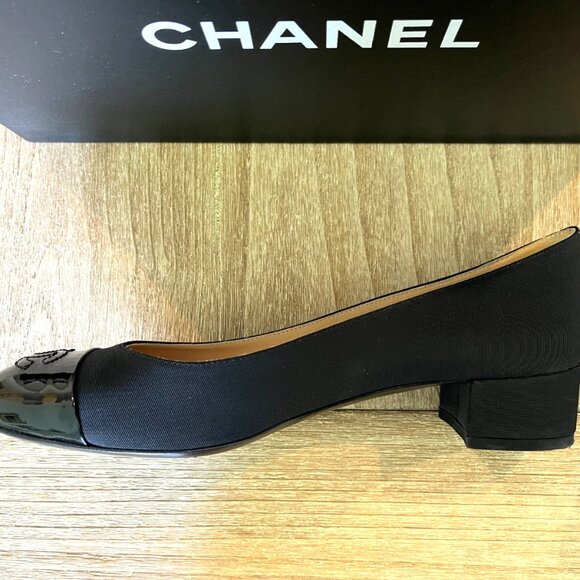 CHANEL Satin Patent Leather Classic Chanel Black Pumps - Picture 8 of 10